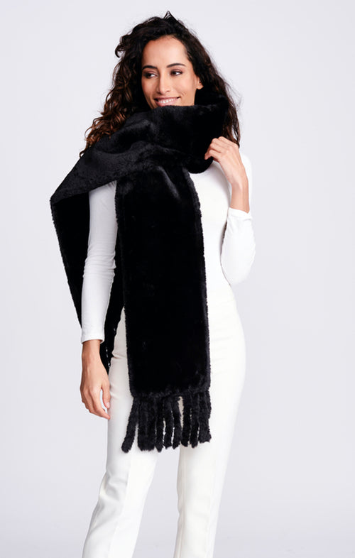 An image of the Pia Rossini Scarf