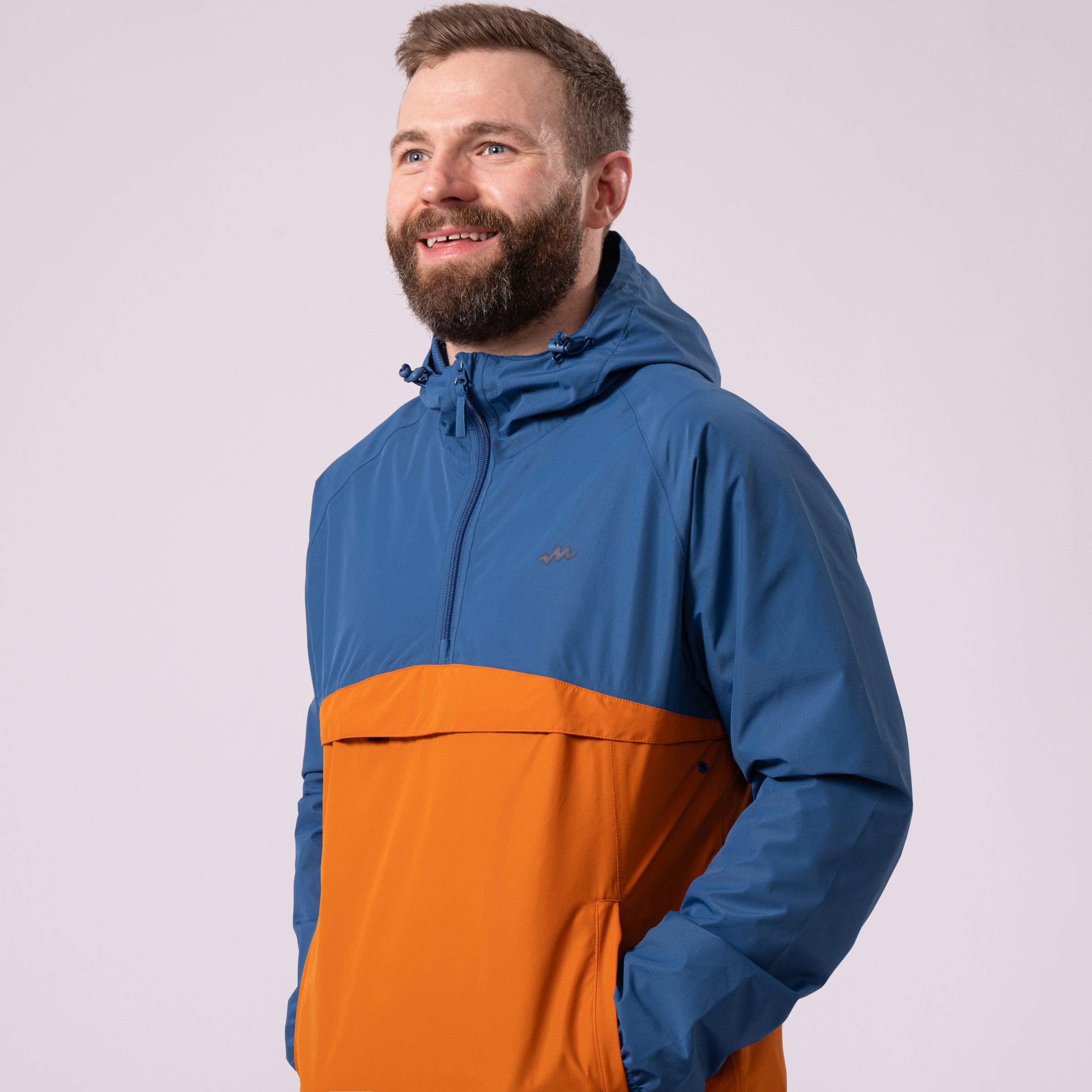 An image of the Mac in a Sac Nomad Kagoul