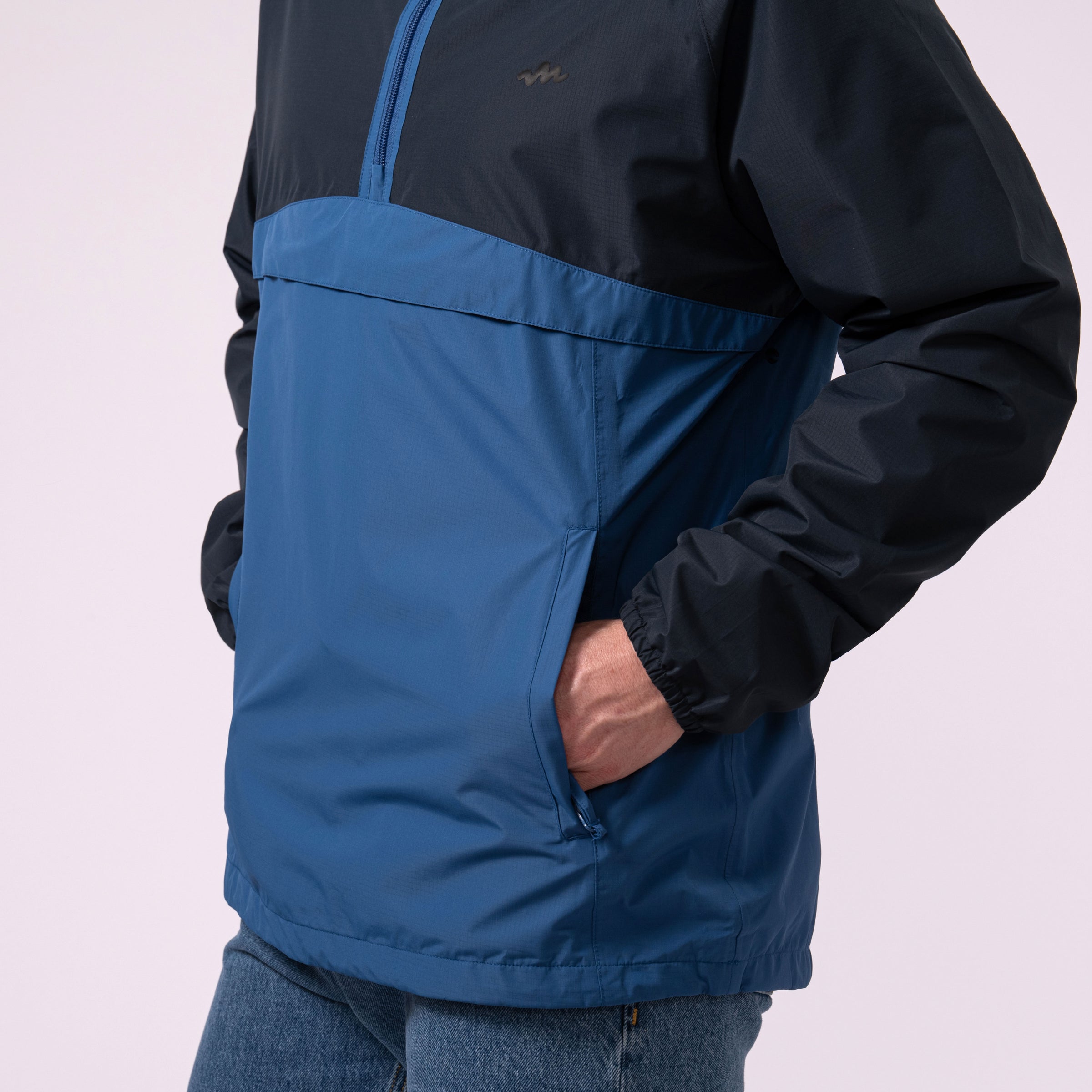 An image of the Mac in a Sac Nomad Kagoul