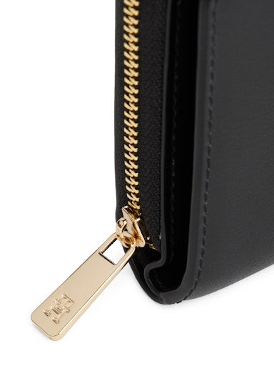 An image of the Tommy Hilfiger Icon Medium Quilted Purse